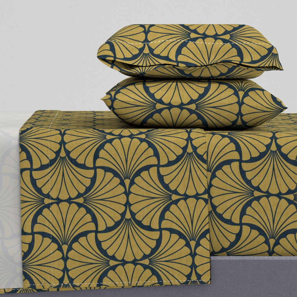 Art Deco Golden Scallop Shell Fan Repeat on Deep Navy Linen Texture — sheet-set