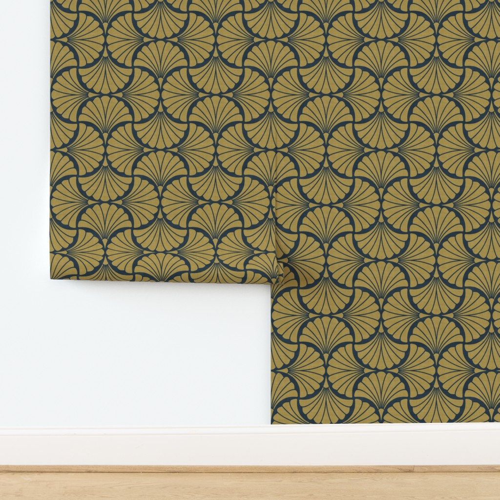 Art Deco Golden Scallop Shell Fan Repeat on Deep Navy Linen Texture — wallpaper